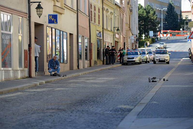 Lupiče s granátem v ruce zpacifikoval před bankou kolemjdoucí.