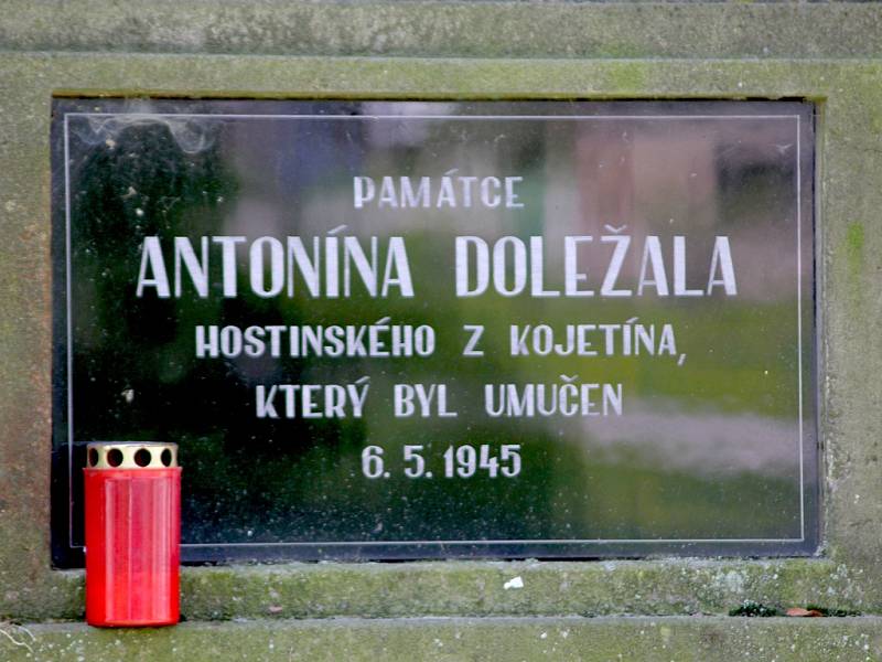 Jen několik hodin míru. Ty byly souzeny hostinskému Antonínu Doležalovi z Kojetína. Němci ho umučili  již v osvobozené obci dne 6. května 1945. 