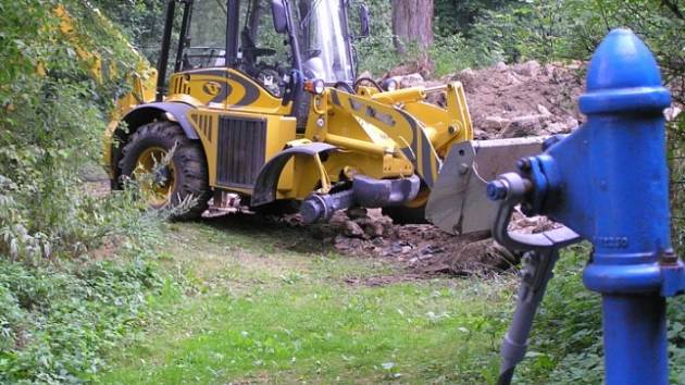 V bezprostřední blízkosti pumpy, z níž čepují vodu rekreanti z nedalekého tábořiště Údolí slunce i někteří místní, se objevila hromada odpadu.