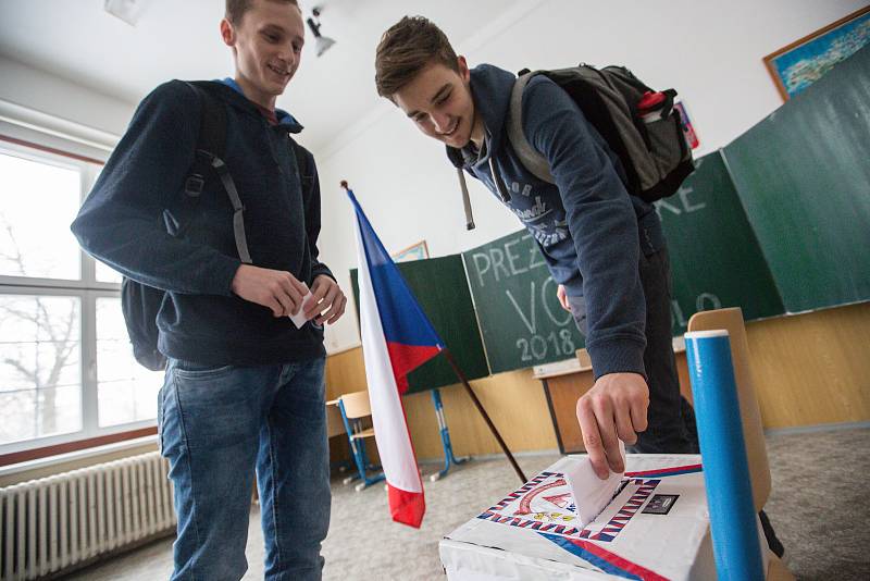 Druhé kolo studentských prezidentských voleb na chotěbořském gymnáziu.