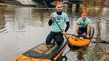 Plavby na paddleboardu spojená s oznámením termínu překážkového závodu Monkey Race se již stává pro Ondřeje Rázla a Lukáše Blažka tradicí.