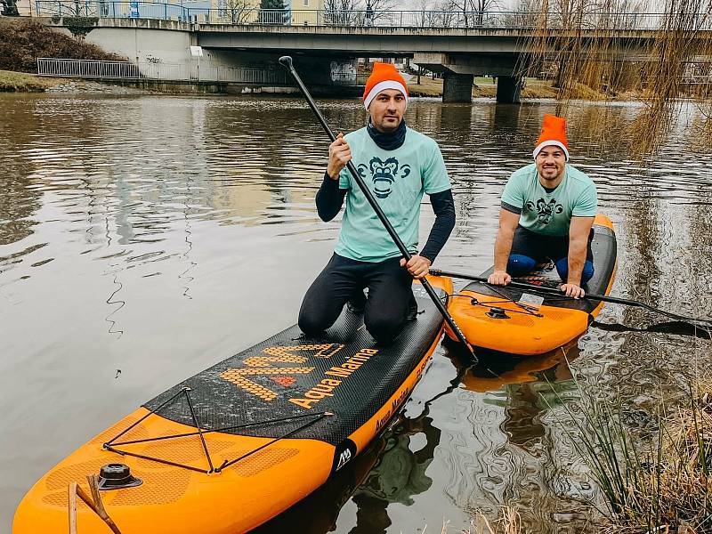 Plavby na paddleboardu spojená s oznámením termínu překážkového závodu Monkey Race se již stává pro Ondřeje Rázla a Lukáše Blažka tradicí.