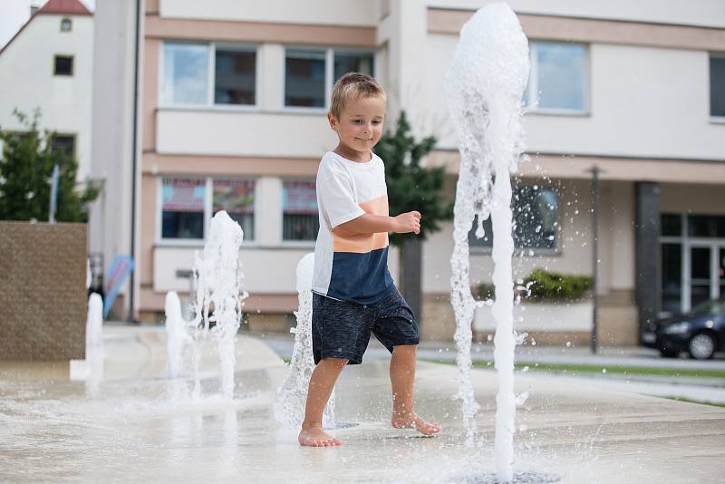 Děti na Smetanově náměstí v Havlíčkově Brodě si užívají horké dny.