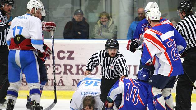 Vypjaté semifinále se odehrává v Krajské hokejové lize mezi Světlou (ve světlém) a Litomyšlí. I třetí zápas v sérii nabídlo několik bitek a vysokých trestů. 