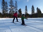 Na Vysoké postavili krátký vlek pro děti a pořádají školičku lyžování, kterou vede instruktor David Pertlíček.