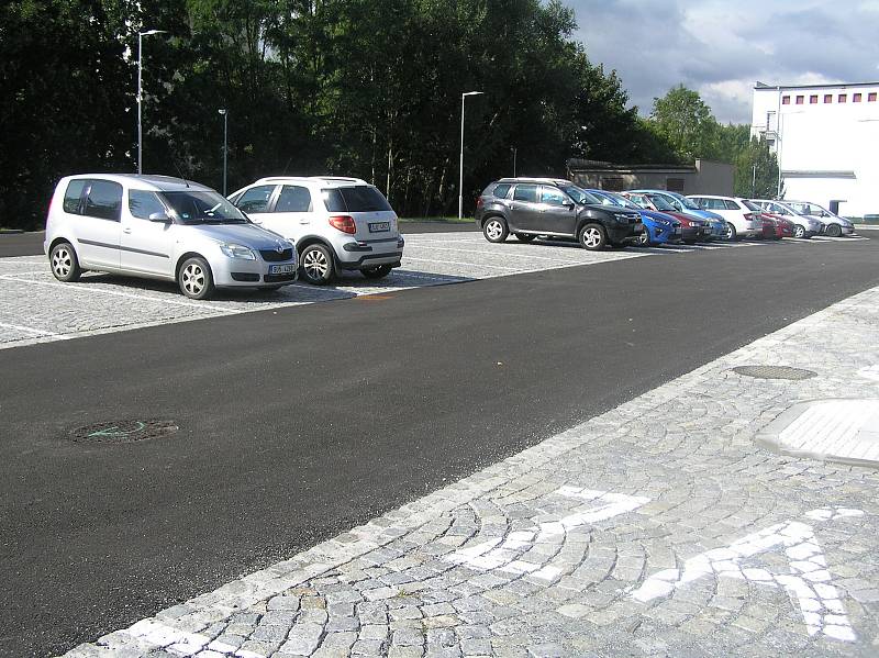 Na novém parkovišti u knihovny v Brodě je zatím daleko méně aut než by radnice čekala.