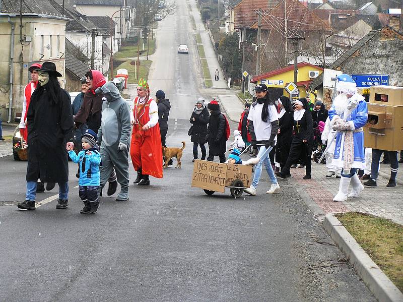 Štoky prošel průvod maškar.