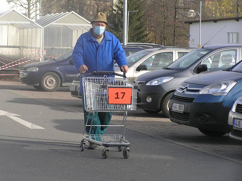 Zákazníci obchodů v Havlíčkově Brodě si stěžují na nová vládní opatření.