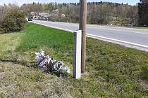 Tragická srážka auta s chodcem se stala v místě, kde už jeden pomníček je.