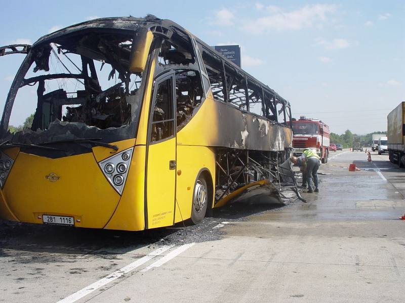 Požár autobusu na dálnici D1 u Humpolce.