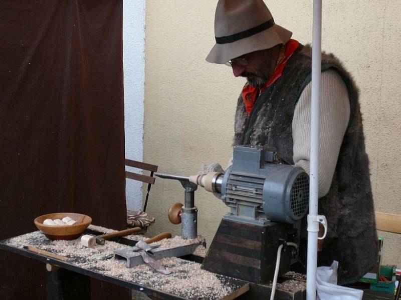 Košíky, medovina, hračky ze dřeva, formy na cukroví, perníky, betlémy i vánoční ozdoby. To je jen zlomek sortimentu, který byl vystaven v desítkách stánků na náměstí.