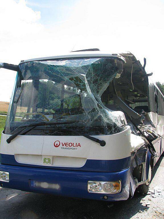 Nehoda autobusu a nákladního auta u Oudoleně.