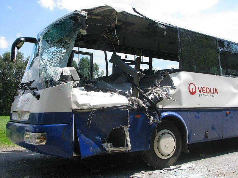 Nehoda autobusu a nákladního auta u Oudoleně.