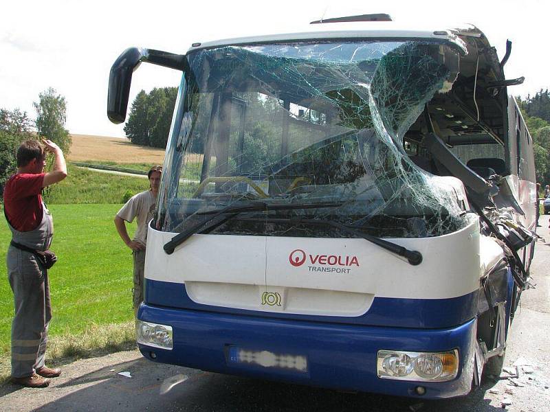 Nehoda autobusu a nákladního auta u Oudoleně.