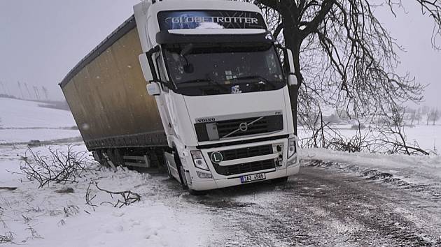 Ledovka a sněhové jazyky komplikovaly po celé pondělí dopravu na Vysočině. Na snímku je odstavený nákladní automobil u Stonařova na Jihlavsku.