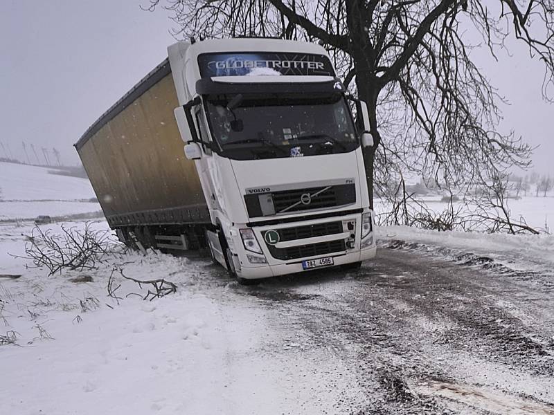 Ledovka a sněhové jazyky komplikovaly po celé pondělí dopravu na Vysočině. Na snímku je odstavený nákladní automobil u Stonařova na Jihlavsku.