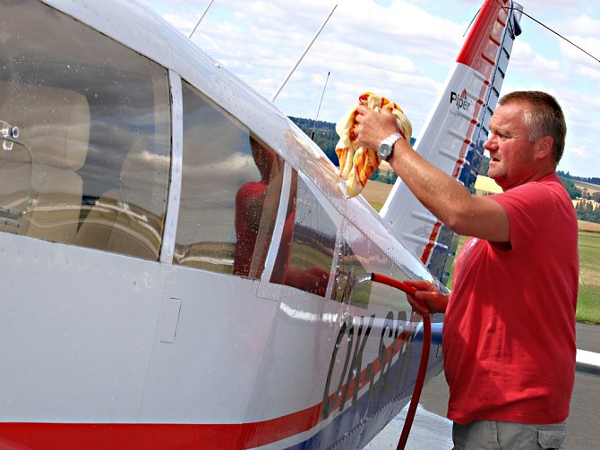 Než Vladimír Říha z Havlíčkova Brodu z přibyslavského letiště vzlétne pod nebe Vysočiny, svůj vlastní čtyřmístný letoun Piper PA-28 pořádně umyje. 