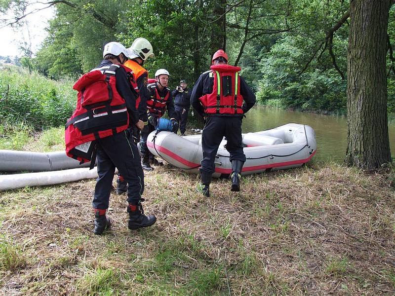 Cvičení hasičského záchranného sboru kraje Vysočina simulující únik ropných látek do řeky Sázavy se uskutečnilo v Ledči nad Sázavou.
