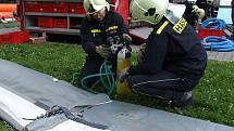 Cvičení hasičského záchranného sboru kraje Vysočina simulující únik ropných látek do řeky Sázavy se uskutečnilo v Ledči nad Sázavou.