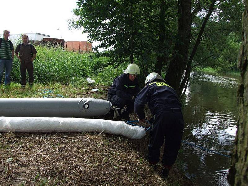 Cvičení hasičského záchranného sboru kraje Vysočina simulující únik ropných látek do řeky Sázavy se uskutečnilo v Ledči nad Sázavou.