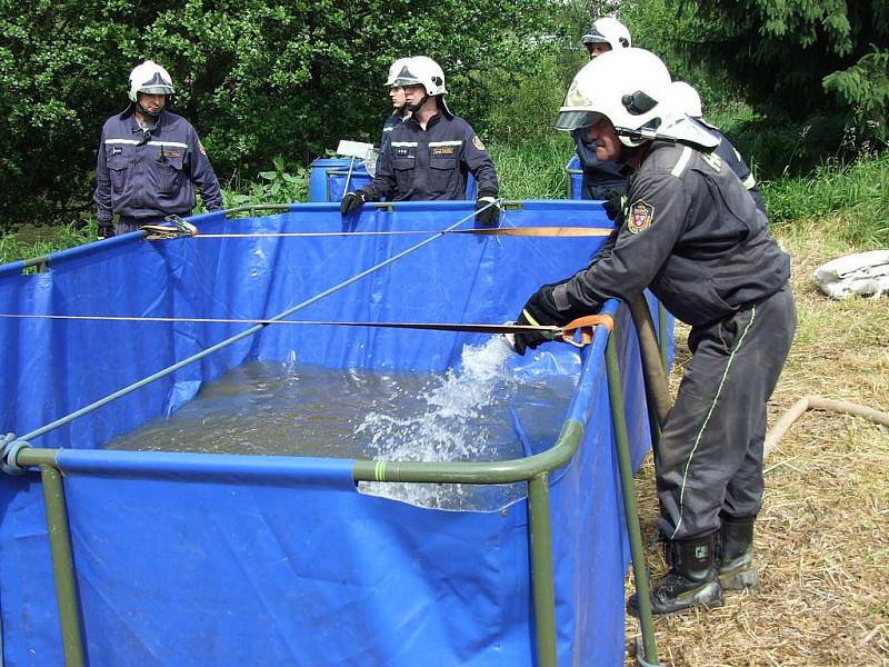 Cvičení hasičského záchranného sboru kraje Vysočina simulující únik ropných látek do řeky Sázavy se uskutečnilo v Ledči nad Sázavou.