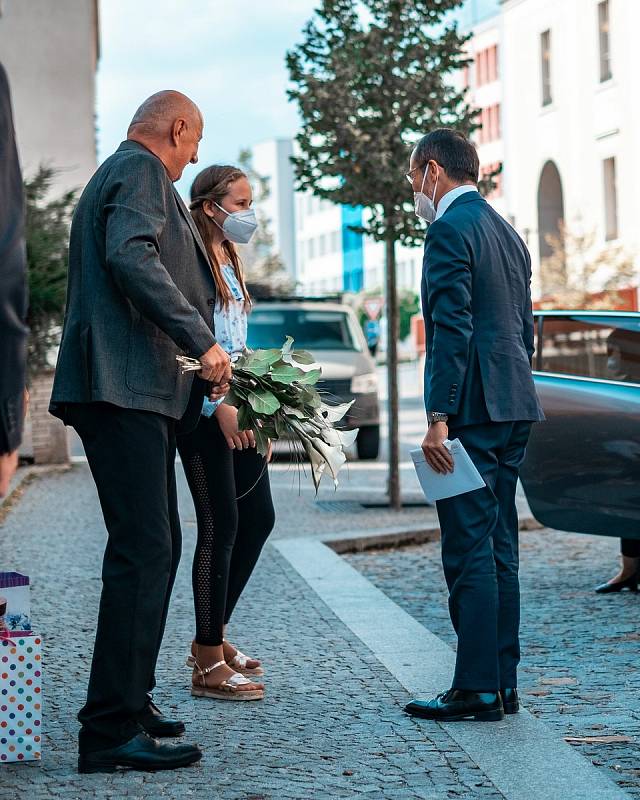 Johanka Juklová, žákyně sekundy brodského gymnázia využila uplynulý lockdown originálně a sama se naučila japonsky. A především díky tomu do Havlíčkova Brodu nedávno přijel japonský velvyslanec Hideo Suzuki.