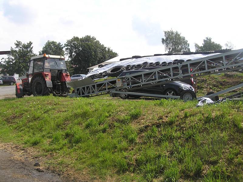 KOLIK A ZA KOLIK. O budoucnosti bramborářstí diskutovali zemědělci na polním dnu v Havlíčkově Borové. Foto:Deník/Štěpánka Saadouni