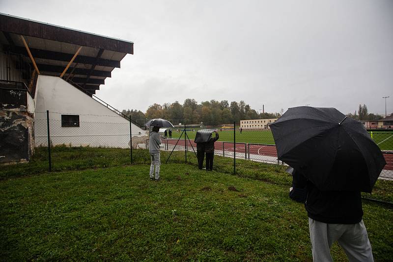 Diváci před plotem zavřeného stadionu v Havlíčkově Brodě při fotbalovém utkání mezi FC Slovan Havlíčkův Brod a FK Hodonín.