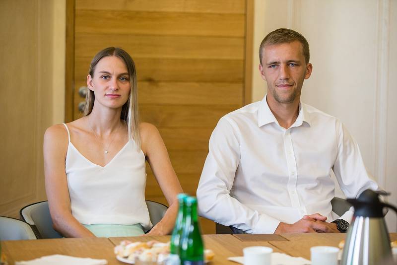 Slavnostní uvítání fotbalisty Tomáše Součka na Staré radnici v Havlíčkově Brodě. S manželkou Natálií.