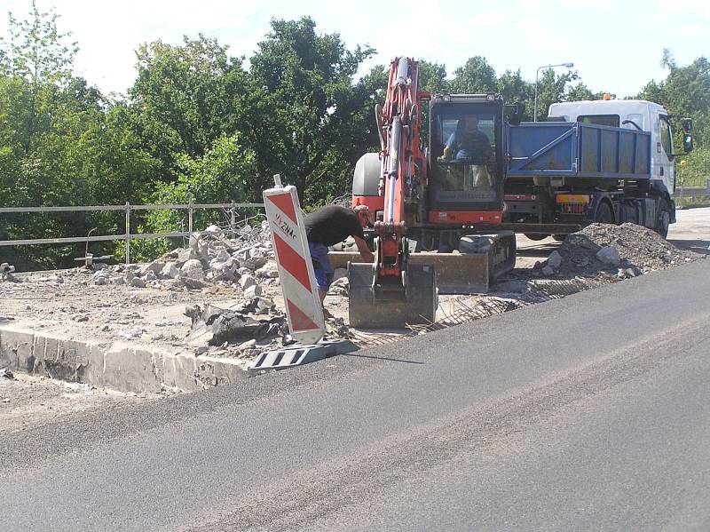 Opravy dvou mostů u Pohledských Dvořáků omezují dopravu