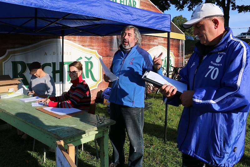 Závody dračích lodí na rybníku Řeka u Krucemburku.