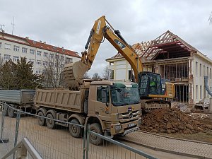 Stavební ruch kolem budovy infekčního pavilonu v Havlíčkově Brodě.