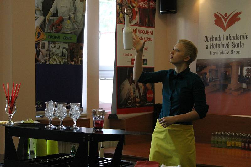 Havlíčkobrodská Obchodní akademie a Hotelová škola hostila první ročník barmanské soutěže. Svou fantazii a kreativitu při přípravě nápojů poměřilo sedm mladých barmanek a barmanů.