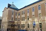 Celkový pohled na budovu gymnázia v Havlíčkově Brodě při demontáži lešení.