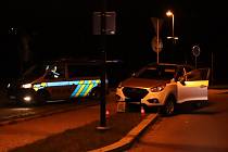 Řidič naboural ve čtvrtek 10. srpna v noci v ulici Na Ostrově. Foto: poskytla PČR