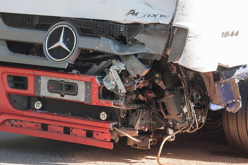 Na silnici I/38 u obce Štoky ve směru jízdy na Havlíčkův Brod došlo zde ke střetu osobního automobilu, dodávky a nákladního vozidla.