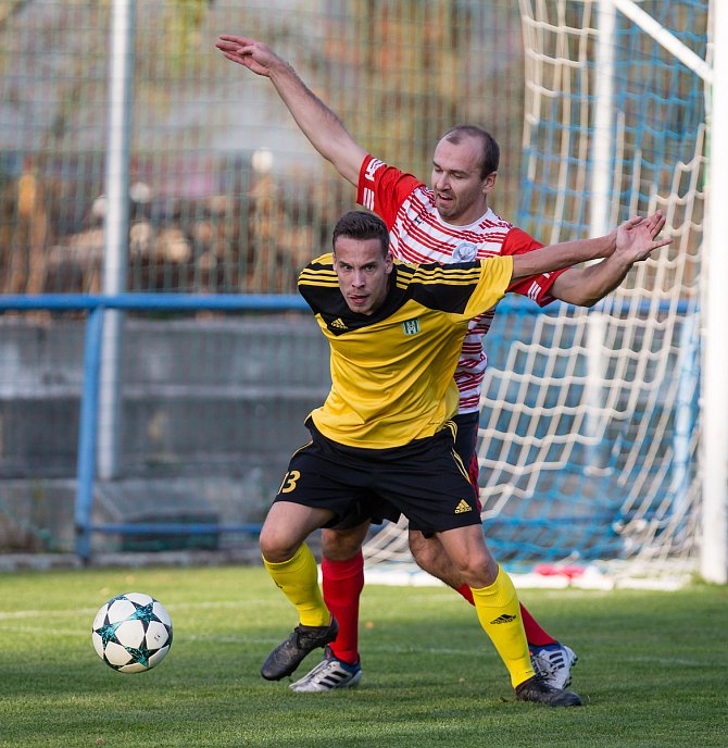 Útočník Ždírce Matěj Vopršal (ve žlutém dresu) potvrdil svůj střelecký čich v souboji s Humpolcem, který také jedinou brankou celého utkání rozhodl.