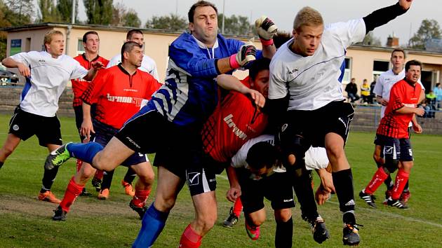 Bez bodu. To jsou fotbalisté brodského béčka s Věžnicí (v tmavém) od postupu do I. A třídy v roce 2011.