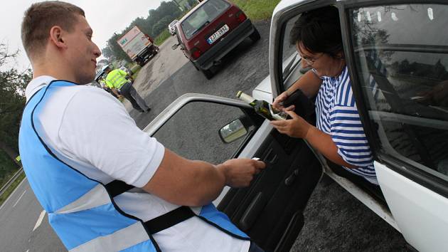 Jedna z řidiček, kterou ve čtvrtek policisté v Rozňáku zastavili, si ironicky postežovala. „Tento  týden mě kontrolujete už potřetí,“ mračila se. Alkoholtester a nealko pivo však od dobrovolníka přijala s povděkem.