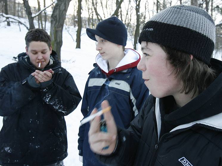 Dnešní mládež si s chutí zapálí cigaretu ať je léto nebo zima.
