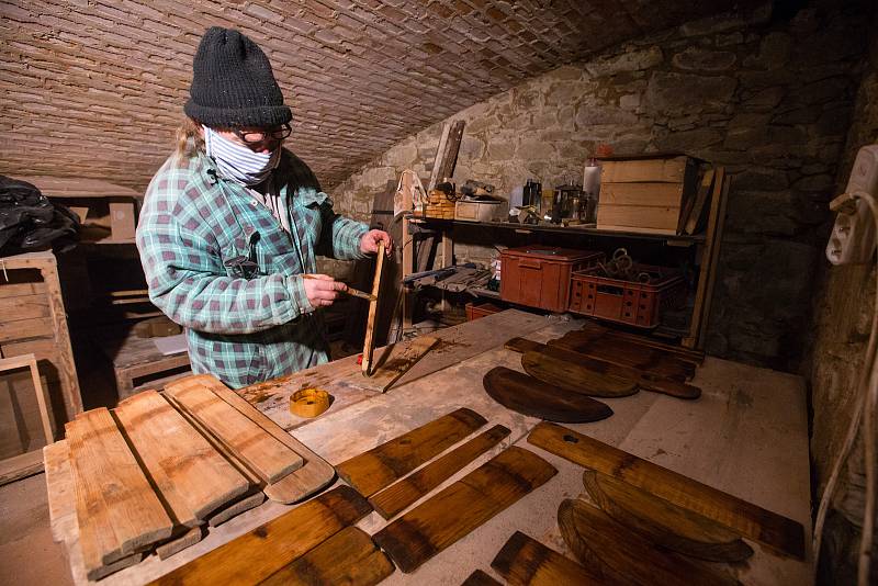 Nová expozice hradu Lipnice se věnuje kamnářství i výbavě gotických komnat.