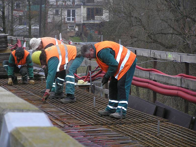 Poslední práce na rekonstrukci mostu přes Šlapanku v Havlíčkově Brodě na ulici Mírová provádějí dělníci z firmy Firesta.