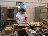 Desítky knedlíků. Pro šest set strávníků vaří kuchařky ve Školní jídelně Prokopa Holého. Musí nakrmit všechny házenkáře z Handball Helpu.