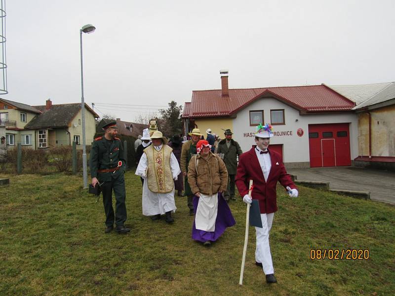 Projděte si spolu s maškarami trasu pohledského masopustu a na závěr si prohlédněte dobroty, které připravily šikovné pekařky a kuchařky z Pohledu a Simtan (nebo i pekaři a kuchaři ?). Byly stejně dobré jako krásné. Obec Pohled.