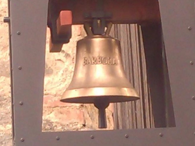 Obec Kouty měla mít svoji zvonici, když se ji nepodařilo vybudovat ani po letech, postavil si ji farář sám.