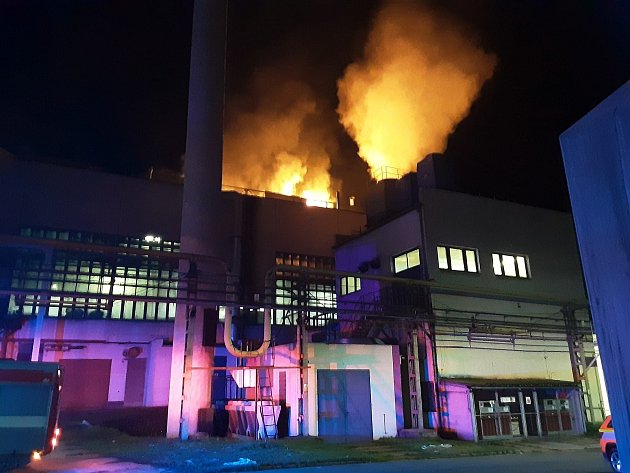 Požár ve sklárny na Vysočině: hasičům se oheň podařilo uhasit