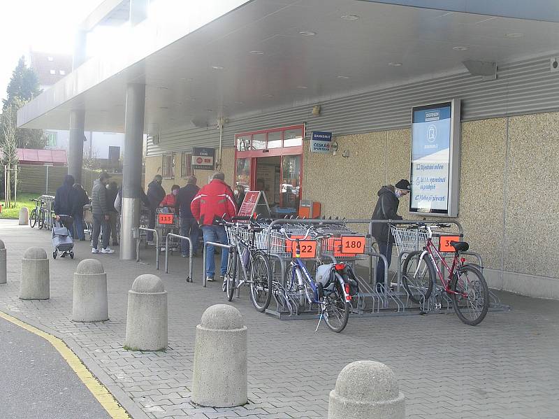 Zákazníci obchodů v Havlíčkově Brodě si stěžují na nová vládní opatření.