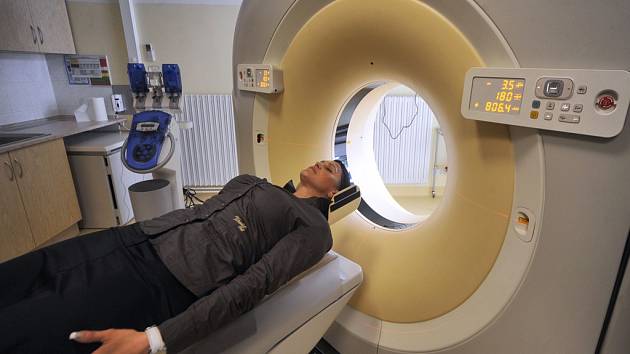 Pacientům havlíčkobrodské nemocnice začal sloužit nový počítačový tomograf. Přístroj umožňuje absolvovat radiodiagnostické vyšetření pacientů účinným a přitom šetrným způsobem.