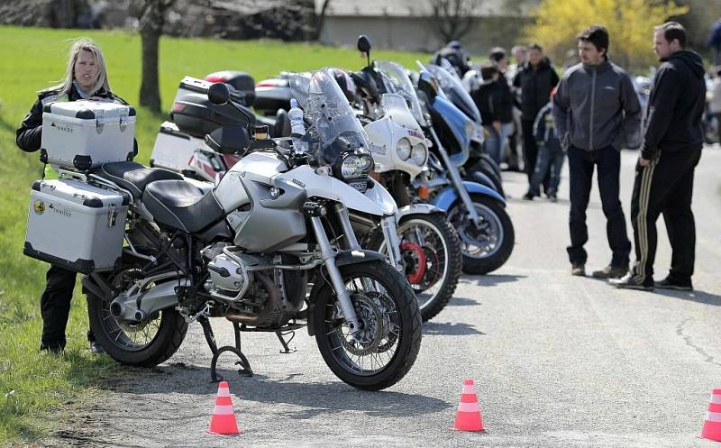 Geografický střed České republiky v Číhošti si opět po roce vybrali majitelé silných a nablýskaných motocyklů ke svému setkání. Do Číhoště se sjelo na 250 motorkářů ze všech koutů Česka. 