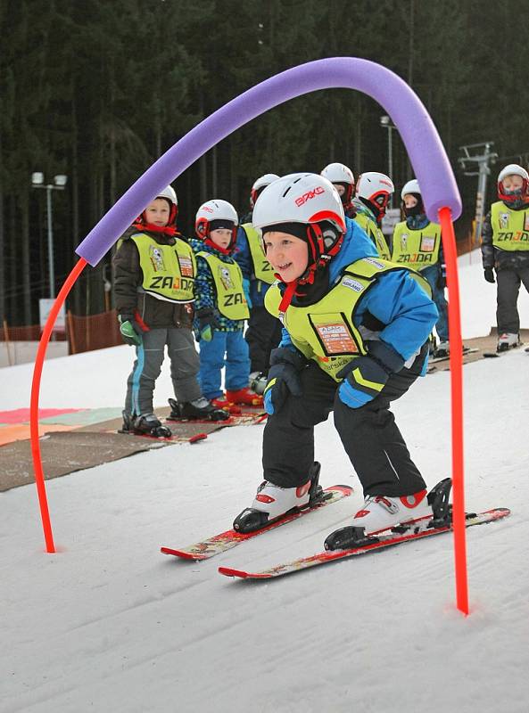 Děti jezdí na lyžařské kurzy do Ski areálu Šacberk.